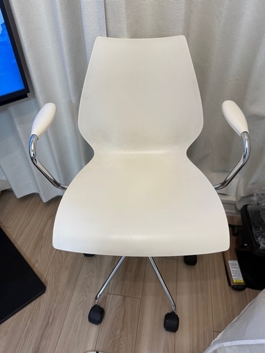 カルテル　マウイチェア　アーム付き　キャスター付き