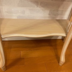 ヨーロッパ調猫足サイドテーブルの画像