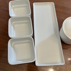 ⑨ 白い食器セットの画像