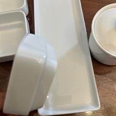 ⑨ 白い食器セットの画像