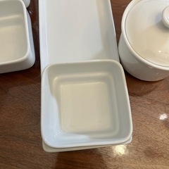 ⑨ 白い食器セットの画像