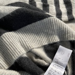 美品〈ソアリーク〉ボーダー柄アンゴラ混ニットセーター　スヌードマフラー付　フリーサイズの画像