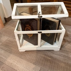 アンティーク風の白い木製ハウス型ガラスケースの画像