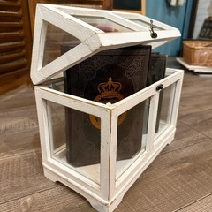 アンティーク風の白い木製ハウス型ガラスケースの画像