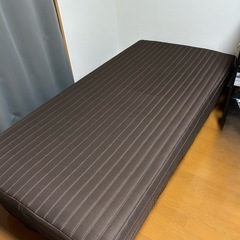 ベッドマットレスとフレームの画像
