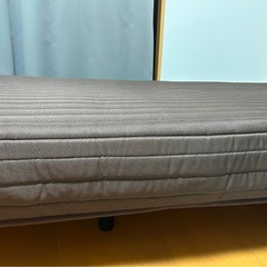 ベッドマットレスとフレームの画像