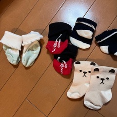 新生児から使えるミッキーとクマ等の靴下セットの画像