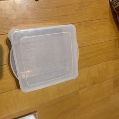 タッパーとバナナケースの画像