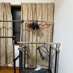 ハンガーラック2個の画像