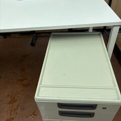 オカムラ製　事務机　W1400　D700　H720　袖机付　鍵なし　引き取り：田川郡香春町の画像