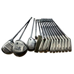 ゴルフバッグとゴルフクラブセットの画像