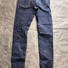 ユニクロ ウルトラストレッチスキニーデニム サイズ28の画像