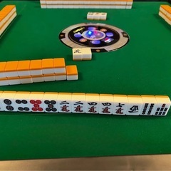 美品 家庭用電動麻雀卓  専用麻雀牌2セットと点棒付き AOTOMOの画像