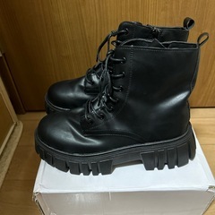 ショートブーツ、フリル厚底ブーツの画像