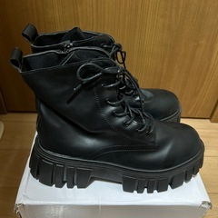 ショートブーツ、フリル厚底ブーツの画像