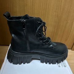 ショートブーツ、フリル厚底ブーツの画像