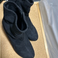 黒ヒールショートブーツの画像