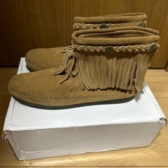 MINNETONKA、ミネトンカ、ベロアショートブーツの画像