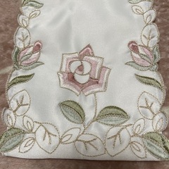 綺麗な刺繍のトイレットペーパーホルダーカバーの画像