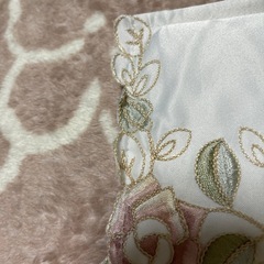 綺麗な刺繍のトイレットペーパーホルダーカバーの画像