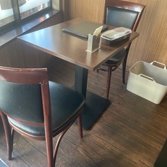 飲食店のテーブルの画像