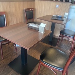 飲食店のテーブルの画像