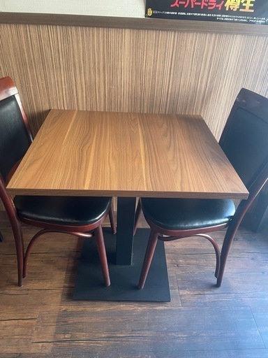 飲食店のテーブル