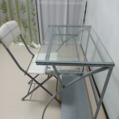 ガラステーブル、イス、キャスター付き！の画像