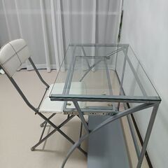 ガラステーブル、イス、キャスター付き！の画像