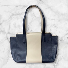 ネイビーとアイボリーのトートバッグの画像