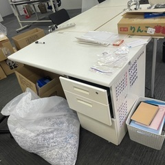 入荷予定【中古】袖付きデスク(ホワイト)　計6台　差し上げます！の画像