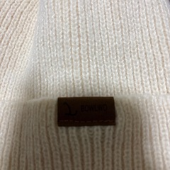 【新品、未使用】薄いベージュ色ニット帽の画像