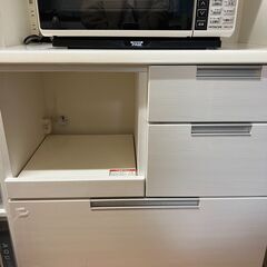 【値下げ】ガラス扉付き食器棚　電子レンジ置き　の画像