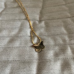 チョウモチーフネックレスの画像