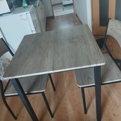 2 person coffee table with 2 chairs in Sapporo 札幌の2人用コーヒーテーブルと椅子2脚の画像