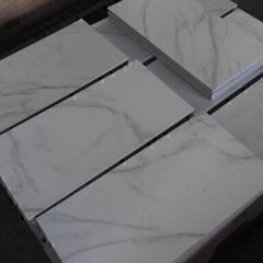 未使用/新品　2f　未使用/新品　倉庫保管品　フロアタイル　1枚価格　在庫50枚　　置くだけ DIY 床タイル おしゃれ 大理石調 マーブルホワイトの画像