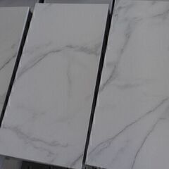 未使用/新品　2f　未使用/新品　倉庫保管品　フロアタイル　1枚価格　在庫50枚　　置くだけ DIY 床タイル おしゃれ 大理石調 マーブルホワイトの画像