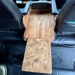 ハイエース　ワイドミドルバン　ダークプライム　ペット用センターコンソール　セカンドテーブルセット　わんちゃんと一緒　の画像