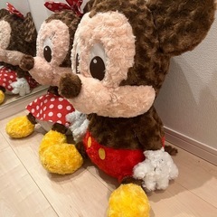 ミッキーマウス、ミニーマウスの大きなぬいぐるみの画像