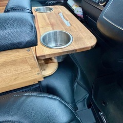 ハイエース　ワイドミドルバン　ダークプライム　ペット用センターコンソール　セカンドテーブルセット　わんちゃんと一緒　の画像