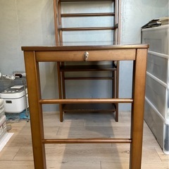 収納棚付きテーブルの画像