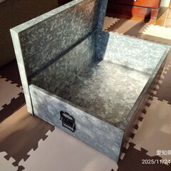 ブリキの衣装ケースの画像