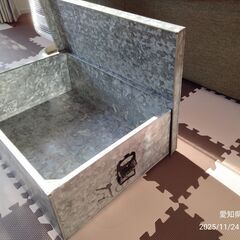 ブリキの衣装ケースの画像