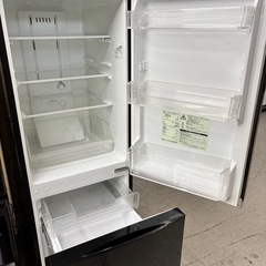 ✨ ブラック冷蔵庫 2台あります – それぞれ価格が違います 🚚 配達・設置OK／安心保証付き 🔹 左：アクア 272L（2018年 / 自動製氷付き）→ 33,000円 🔹 右：東芝 153L（2017年 / 中少し黄ばみあり）→ 13,980円の画像