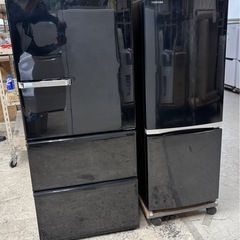 ✨ ブラック冷蔵庫 2台あります – それぞれ価格が違います 🚚 配達・設置OK／安心保証付き 🔹 左：アクア 272L（2018年 / 自動製氷付き）→ 33,000円 🔹 右：東芝 153L（2017年 / 中少し黄ばみあり）→ 13,980円の画像