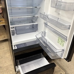 ✨ ブラック冷蔵庫 2台あります – それぞれ価格が違います 🚚 配達・設置OK／安心保証付き 🔹 左：アクア 272L（2018年 / 自動製氷付き）→ 33,000円 🔹 右：東芝 153L（2017年 / 中少し黄ばみあり）→ 13,980円の画像