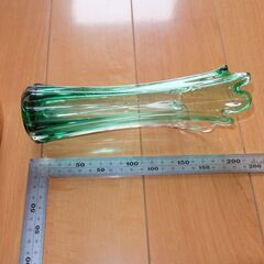 花瓶 ガラス グリーン 緑色 花器 フラワーベース 生け花 容器 入れ物の画像