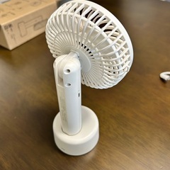 ハンディファン　未使用　携帯扇風機　卓上使用　置くだけ充電　の画像