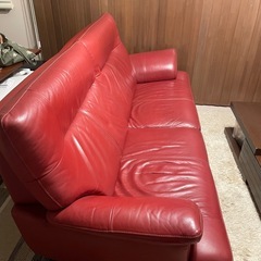 赤いレザーソファの画像