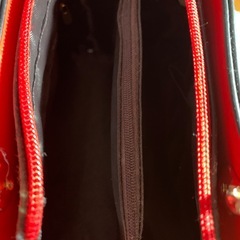 赤い肩下げバッグの画像